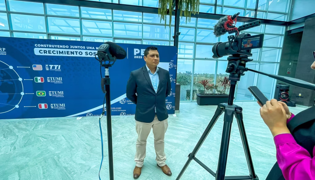 detrás de cámaras de entrevista a ejecutivo de empresa minera